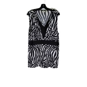 Cato lovely black and white sleeveless blouse. Plus size XXL